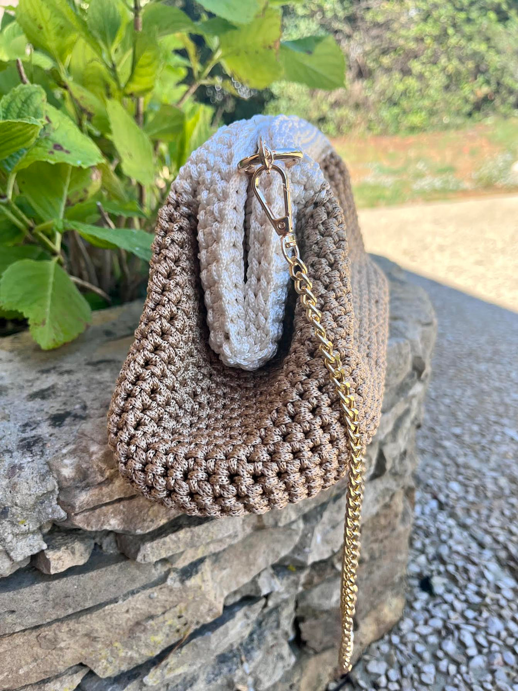 Sac crochet fait main beige et écru. Pièce unique, fabrication artisanale française. Elégant, structuré et idéal pour l'été