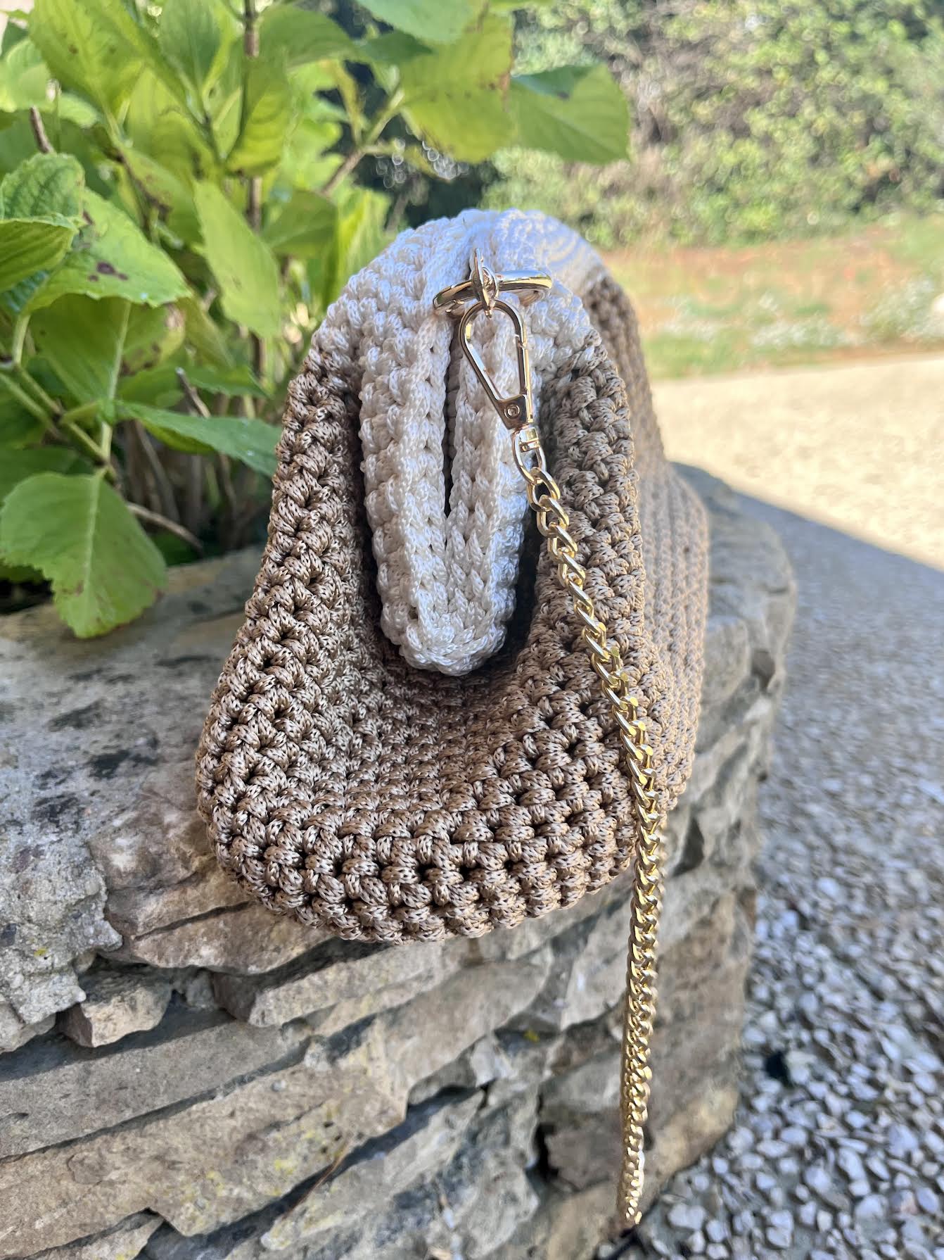 Sac crochet fait main beige et écru. Pièce unique, fabrication artisanale française. Elégant, structuré et idéal pour l'été