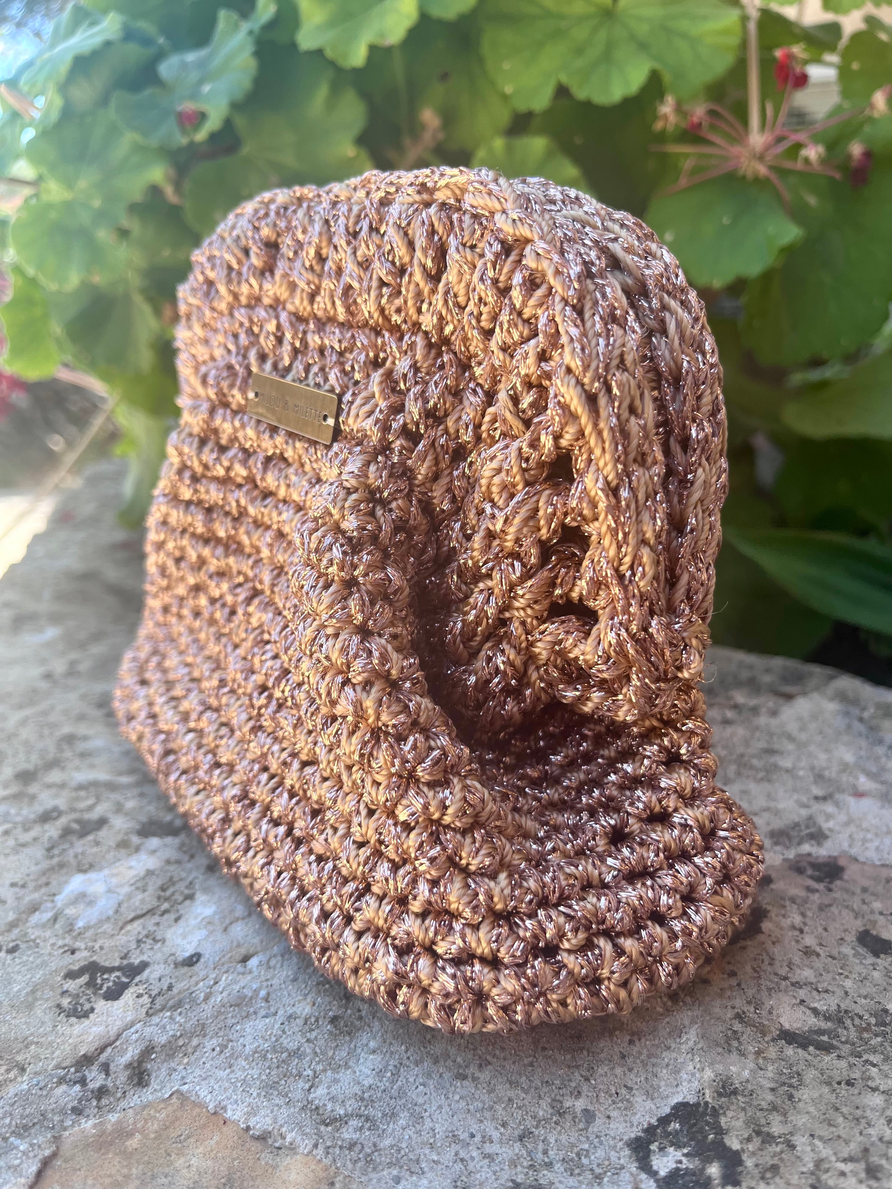 Sac au crochet bronze réalisé entièrement à la main. Une création artisanale française unique, élégante et lumineuse signée Milou & Milette / profil