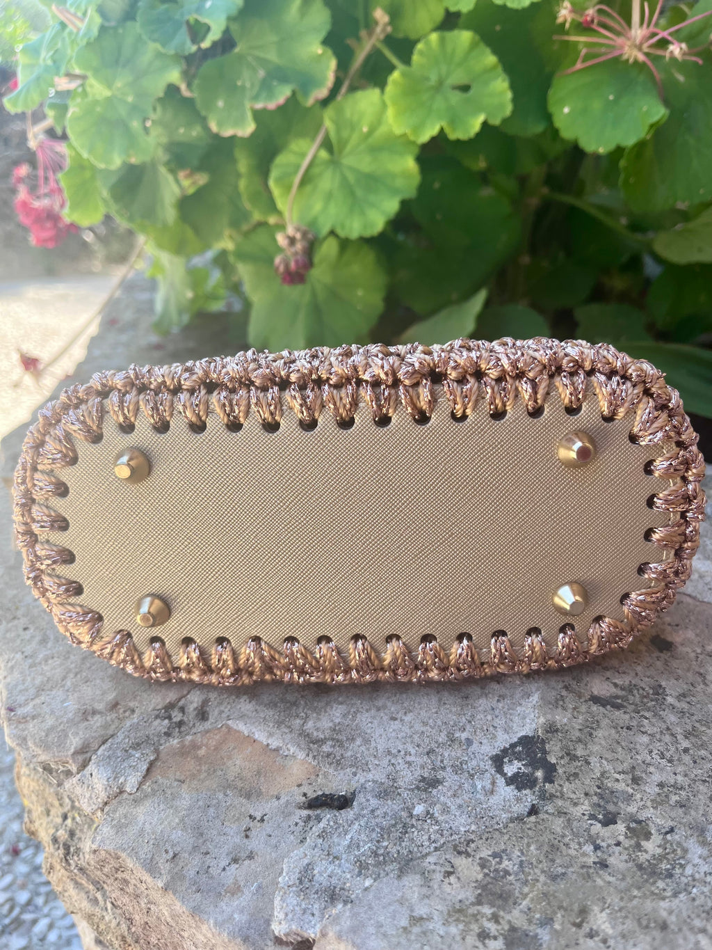 Sac au crochet bronze réalisé entièrement à la main. Une création artisanale française unique, élégante et lumineuse signée Milou & Milette / dessous