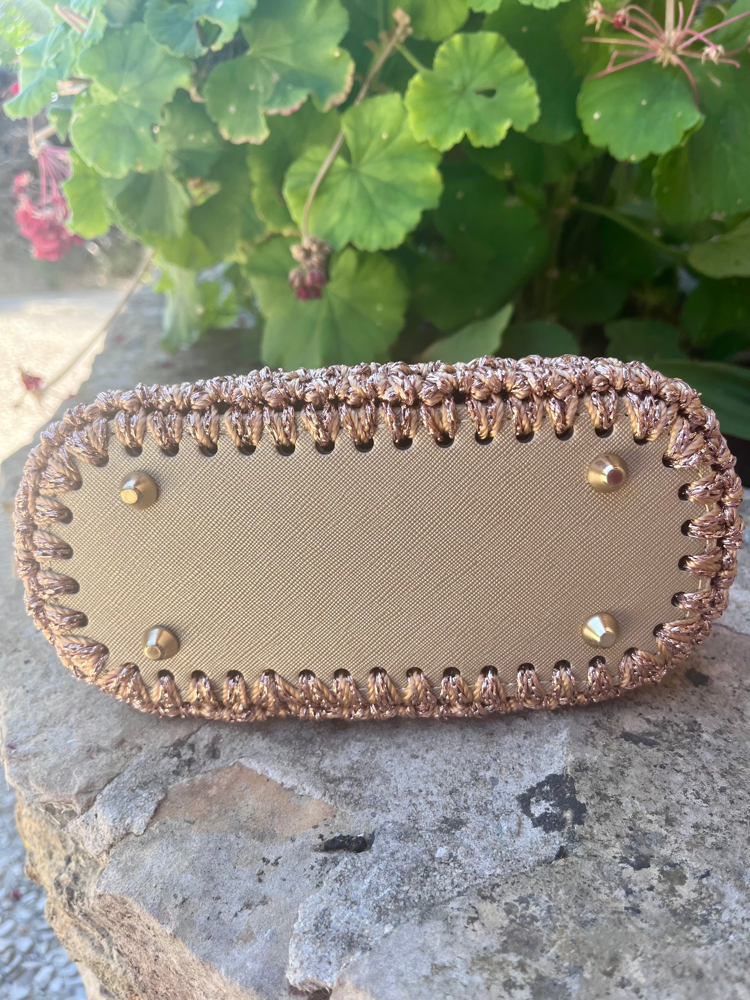 Sac au crochet bronze réalisé entièrement à la main. Une création artisanale française unique, élégante et lumineuse signée Milou & Milette / dessous