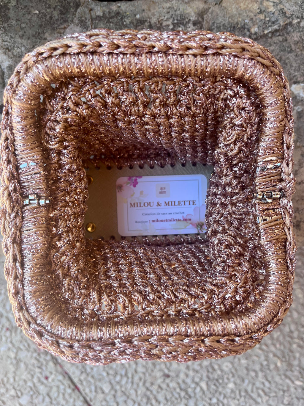 Sac au crochet bronze réalisé entièrement à la main. Une création artisanale française unique, élégante et lumineuse signée Milou & Milette / intérieur 