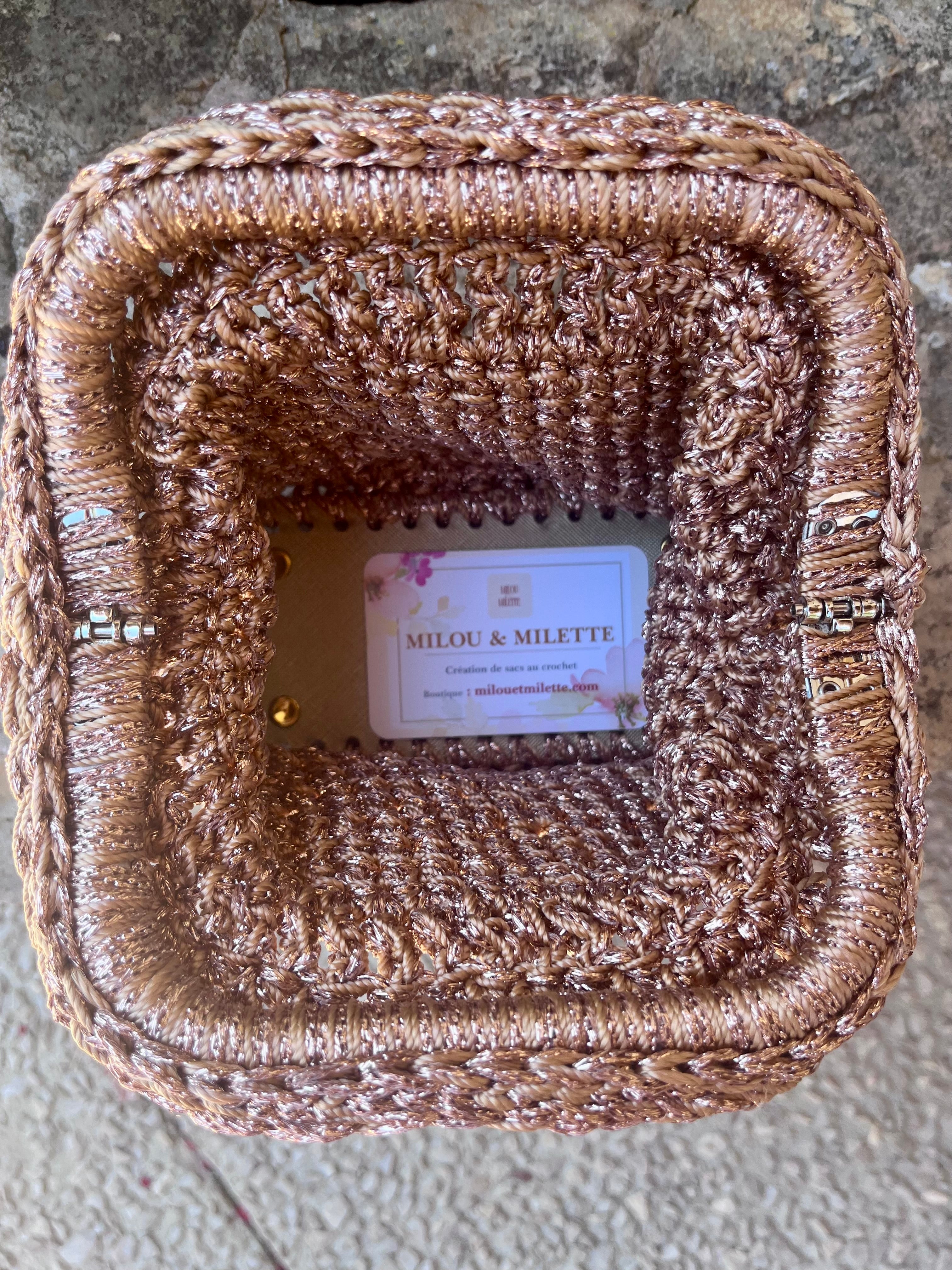 Sac au crochet bronze réalisé entièrement à la main. Une création artisanale française unique, élégante et lumineuse signée Milou & Milette / intérieur 