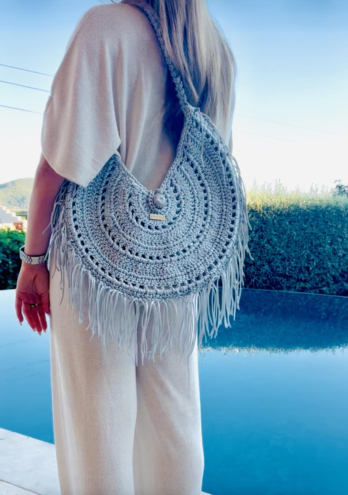 Sac bohème au crochet avec franges- fait main - pièce unique Milou & Milette idéal pour la plage- porté