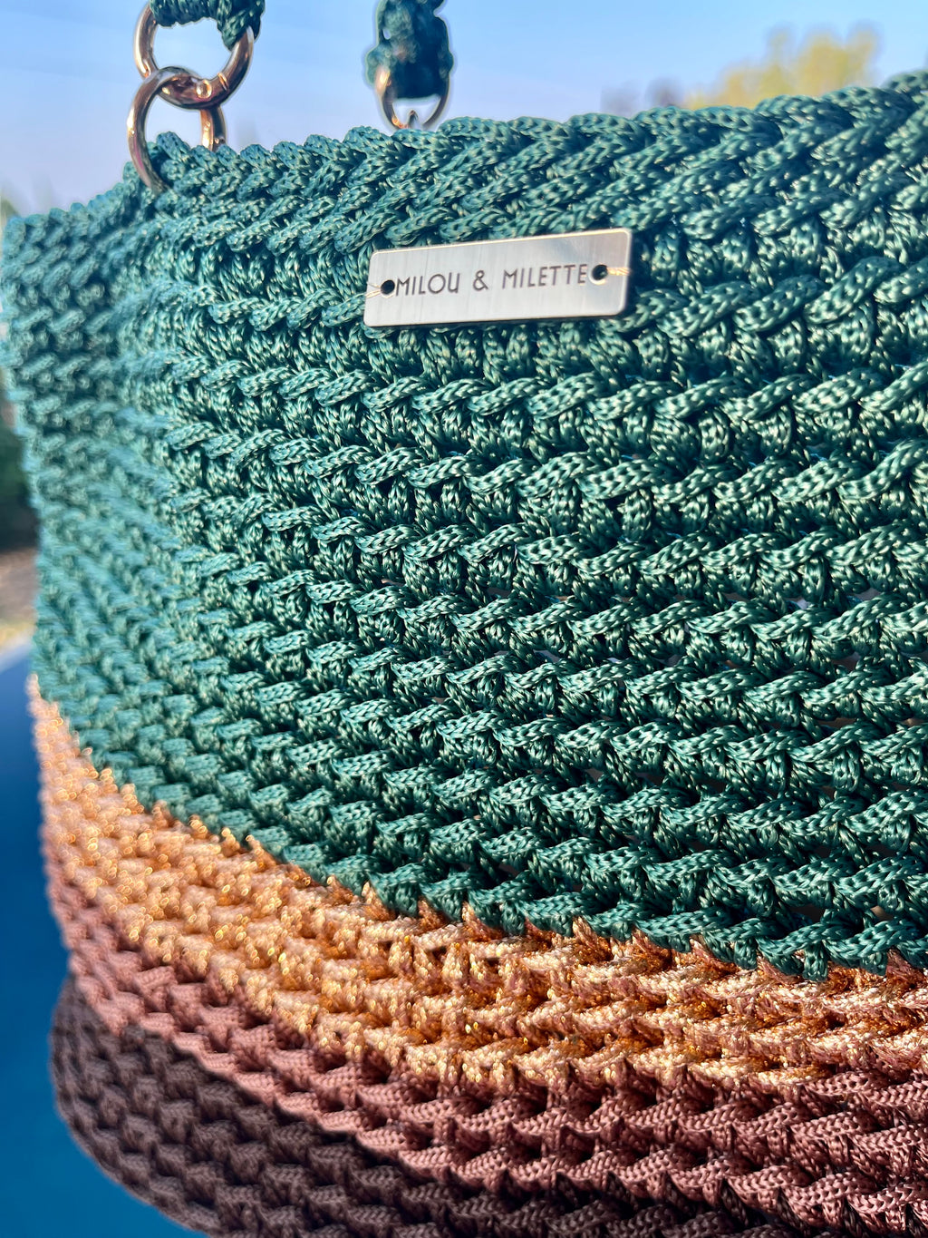Sac cabas au crochet fait main pièce unique aux tons vert sapin, terracotta brun et doré. Création artisanale française signée Milou & Milette