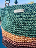 Sac cabas au crochet fait main pièce unique aux tons vert sapin, terracotta brun et doré. Création artisanale française signée Milou & Milette