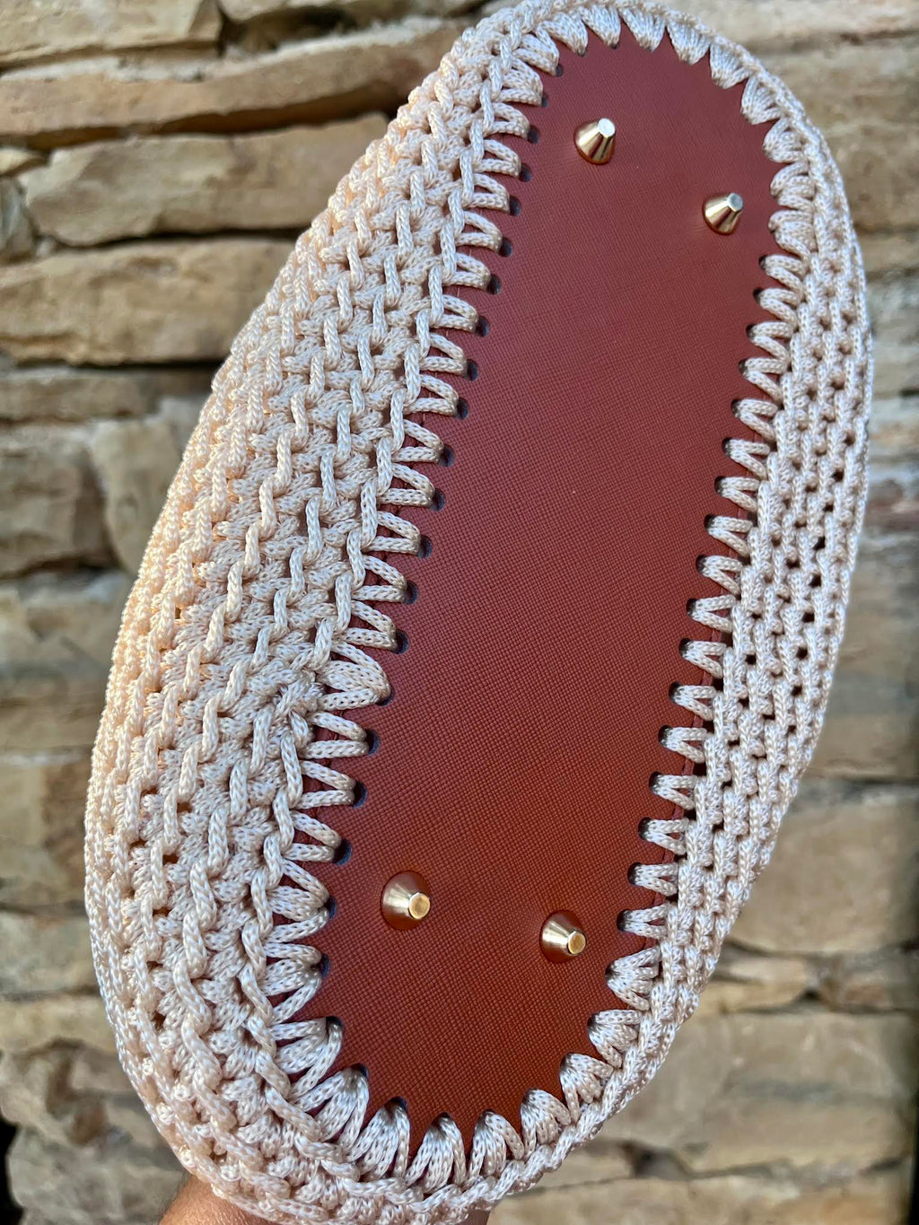 Sac cabas écru crocheté à la main par Milou & Milette dans le sud de la france
zoom sur le dessous du sac