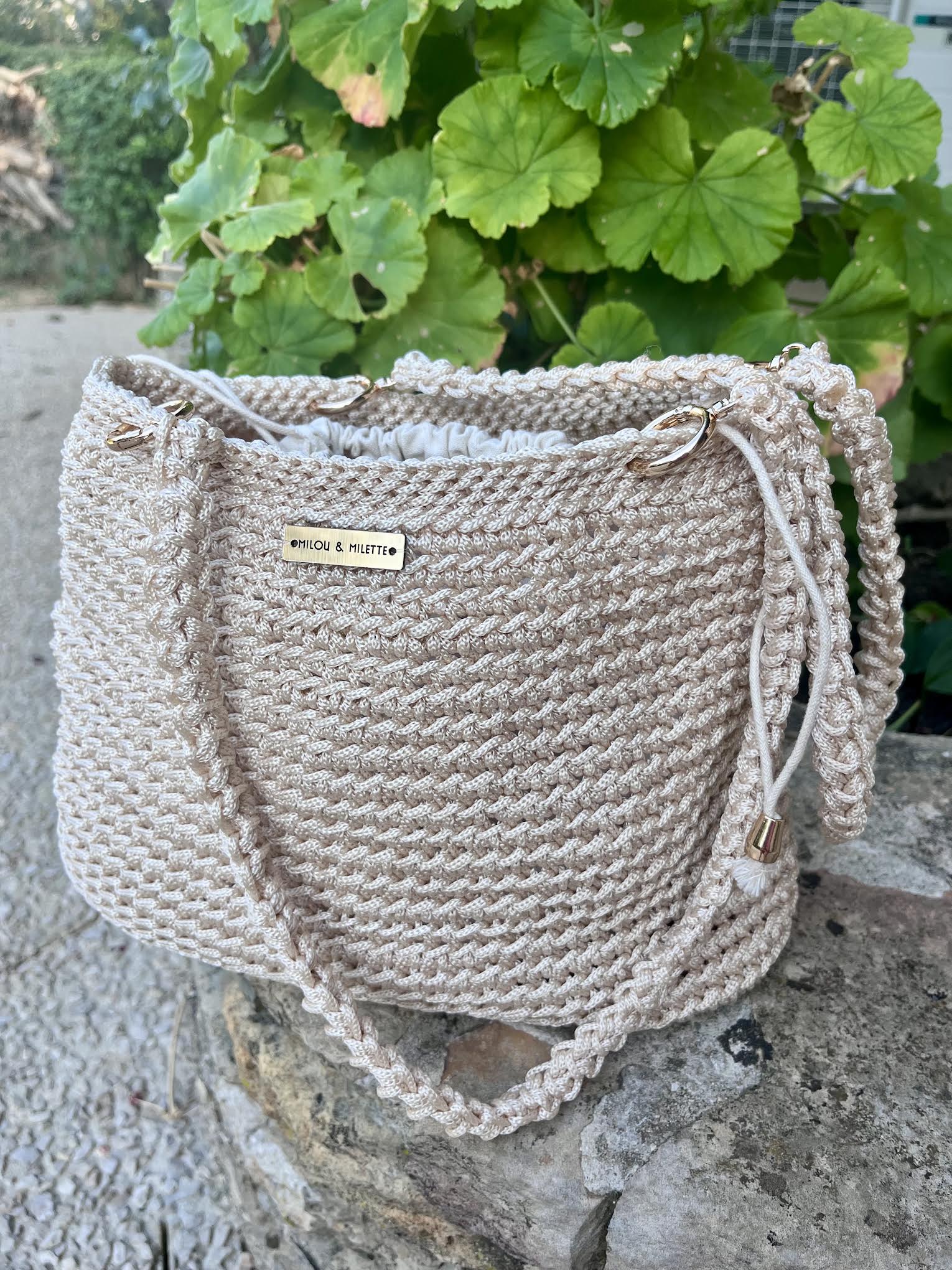 Sac cabas écru crocheté à la main par Milou & Milette dans le sud de la france
Zoom sur la matière et les anses doubles