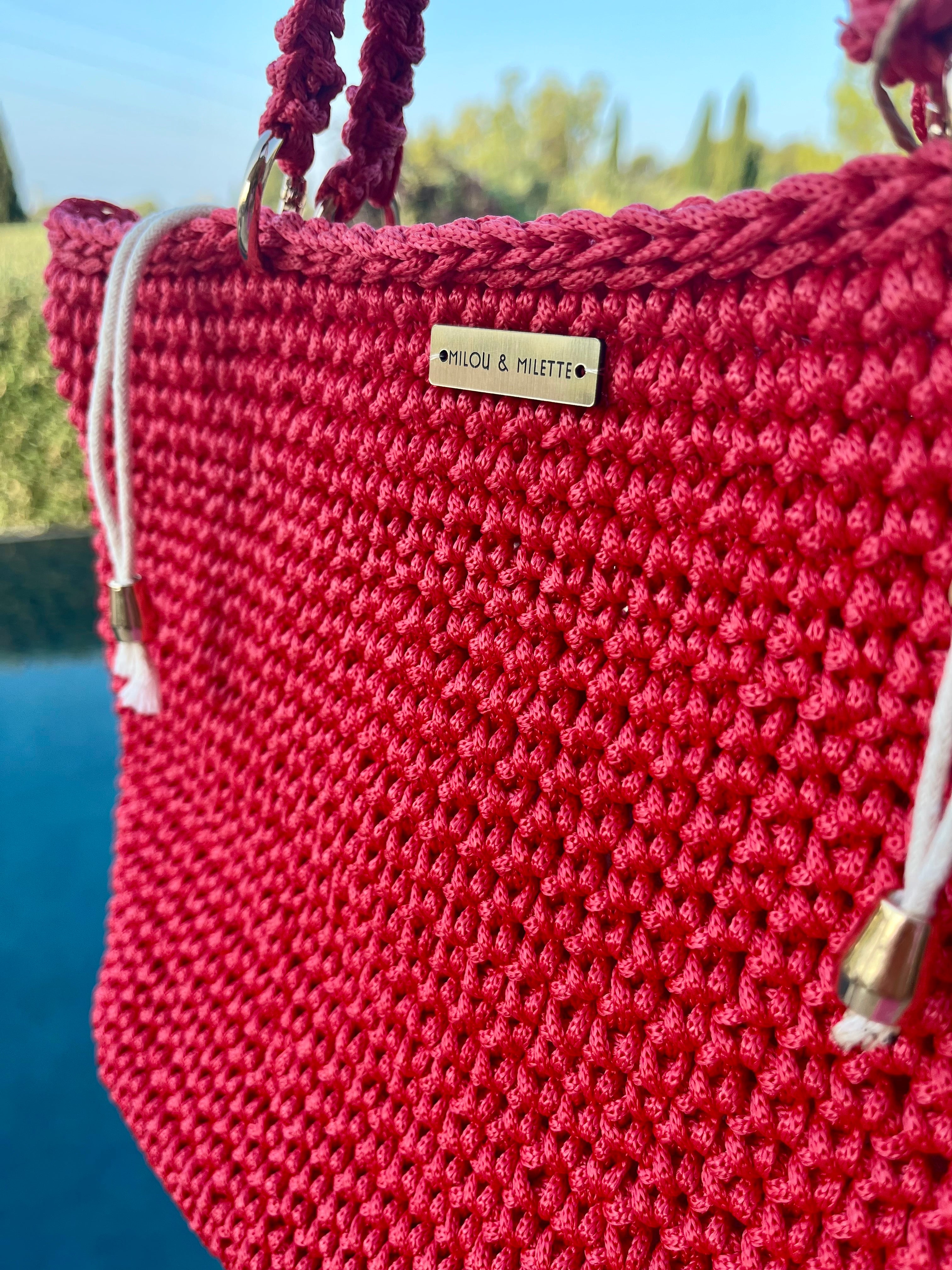Sac rouge au crochet entièrement fait main. Pièce unique élégante et pratique imaginée et confectionnée en France par Milou & Milette