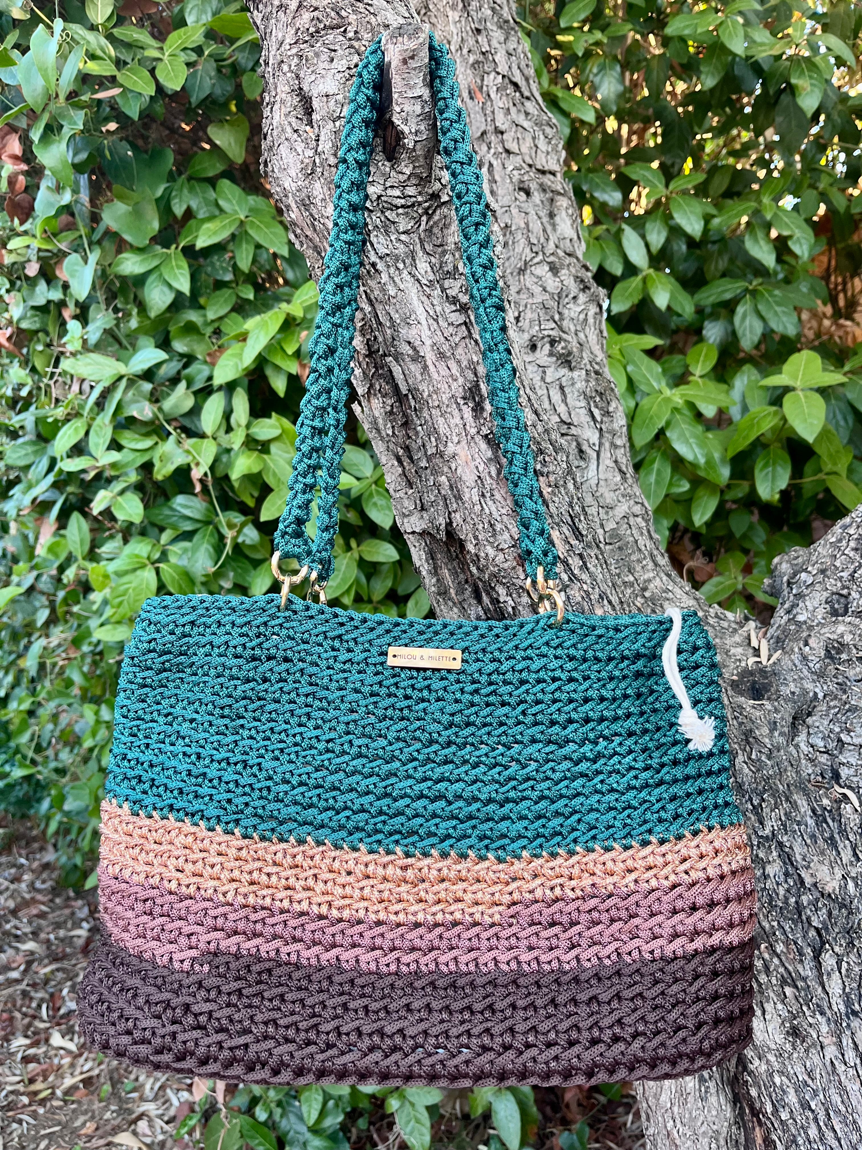 Sac cabas au crochet fait main pièce unique aux tons vert sapin, terracotta brun et doré. Création artisanale française signée Milou & Milette