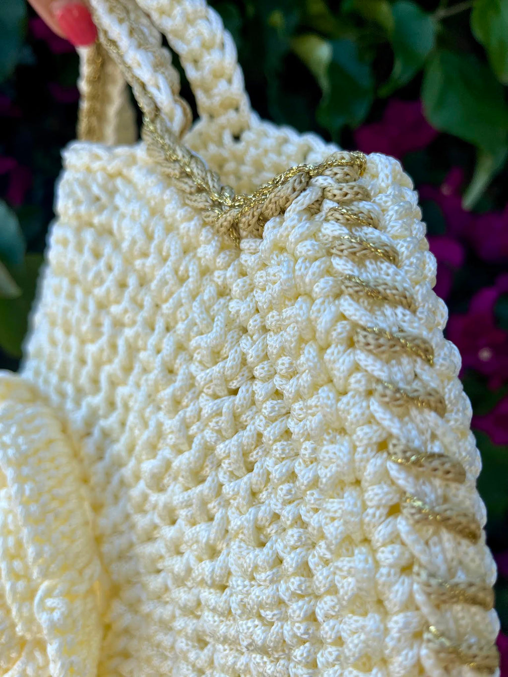 Sac crochet à la main- fleur relief- couleur vanille- détails dorés- détails
