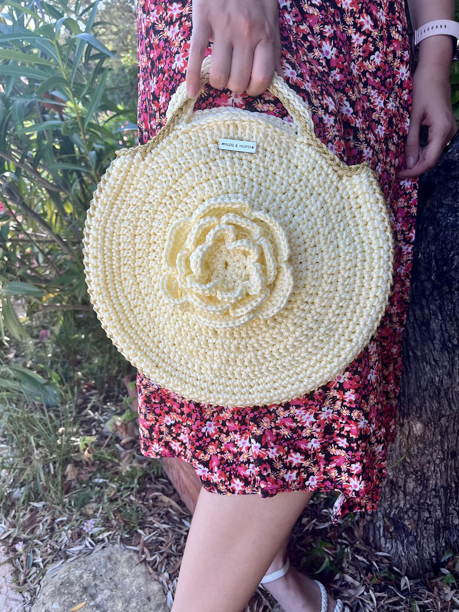 Sac crochet à la main- fleur relief- couleur vanille- détails dorés