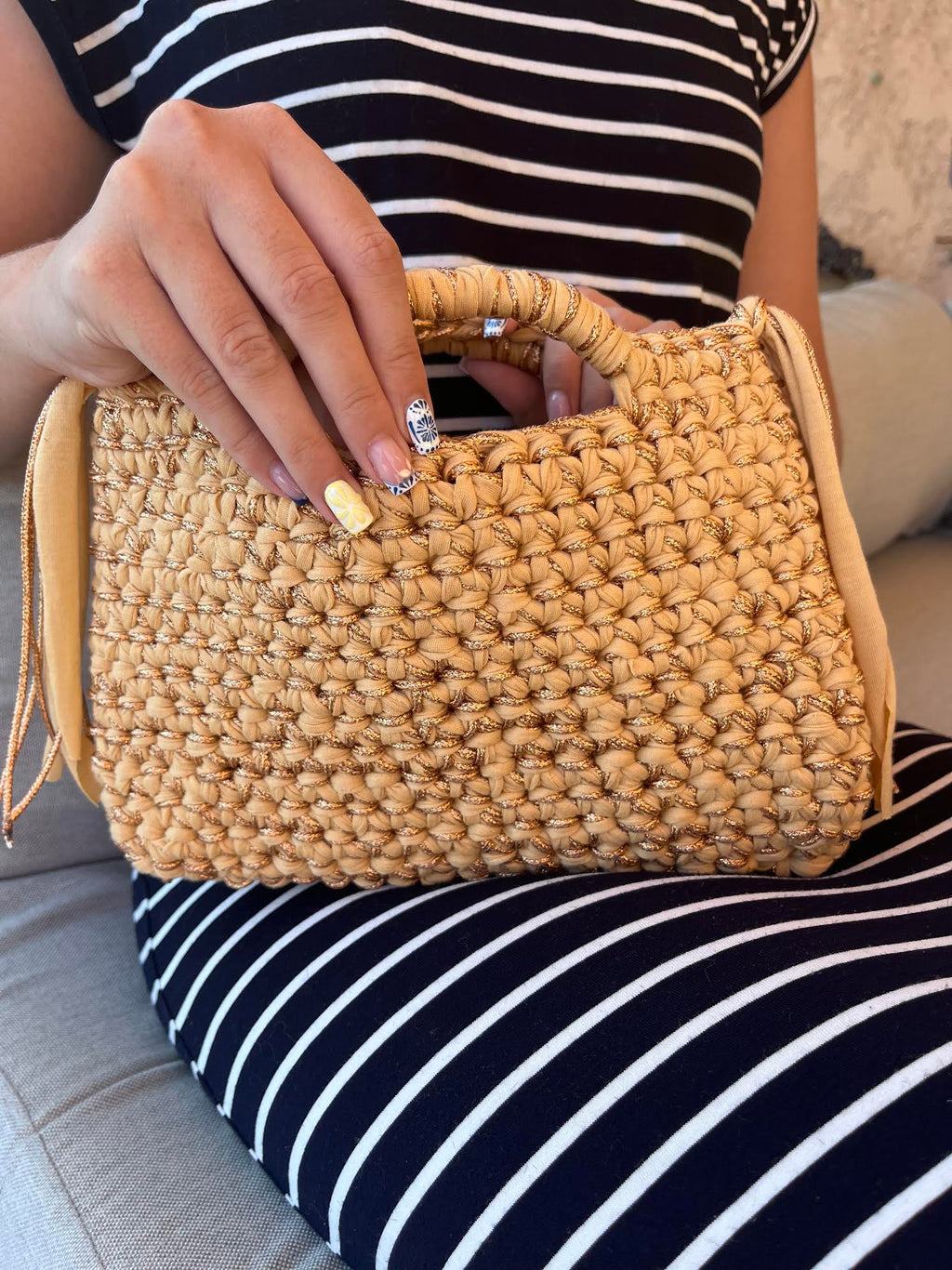 Sac au crochet sable et or avec poignées et franges. Elégants et féminin
