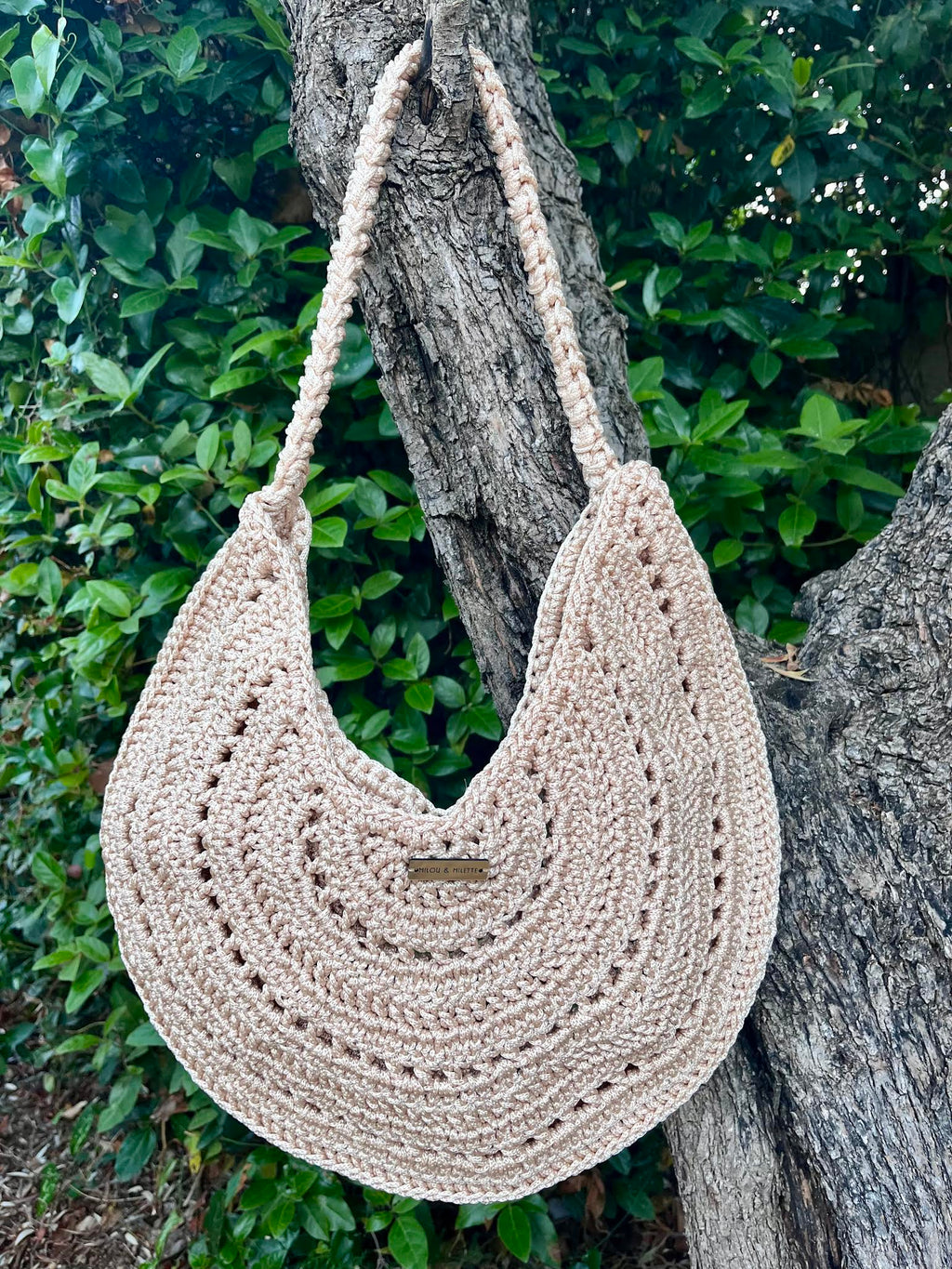 Sac rond- crocheté main- bandoulière crochetée- beige sable- fermeture aimantée