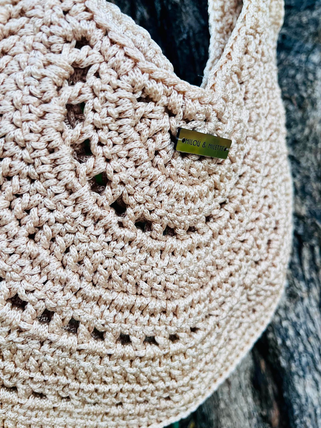 Sac rond- crocheté main- bandoulière crochetée- beige sable- fermeture aimantée- zoom