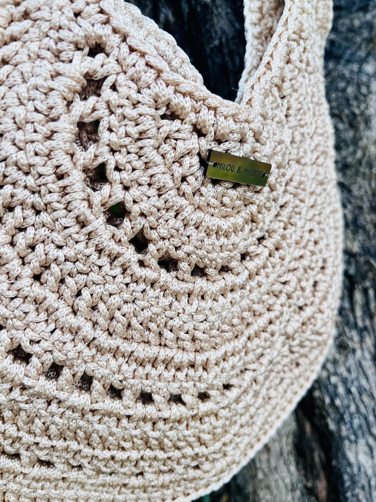 Sac rond- crocheté main- bandoulière crochetée- beige sable- fermeture aimantée- zoom