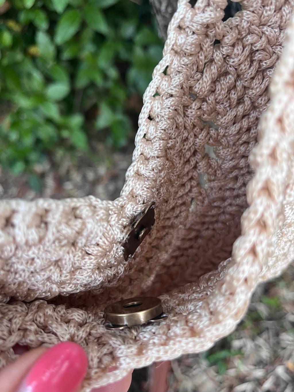 Sac rond- crocheté main- bandoulière crochetée- beige sable- fermeture aimantée- détail fermeture