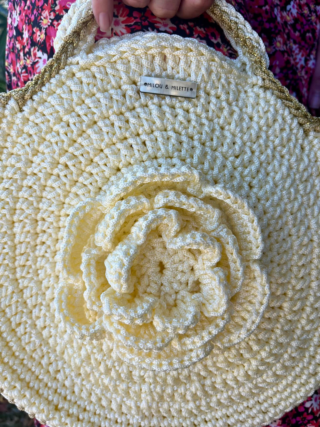 Sac crochet à la main- fleur relief- couleur vanille- détails dorés - zoom