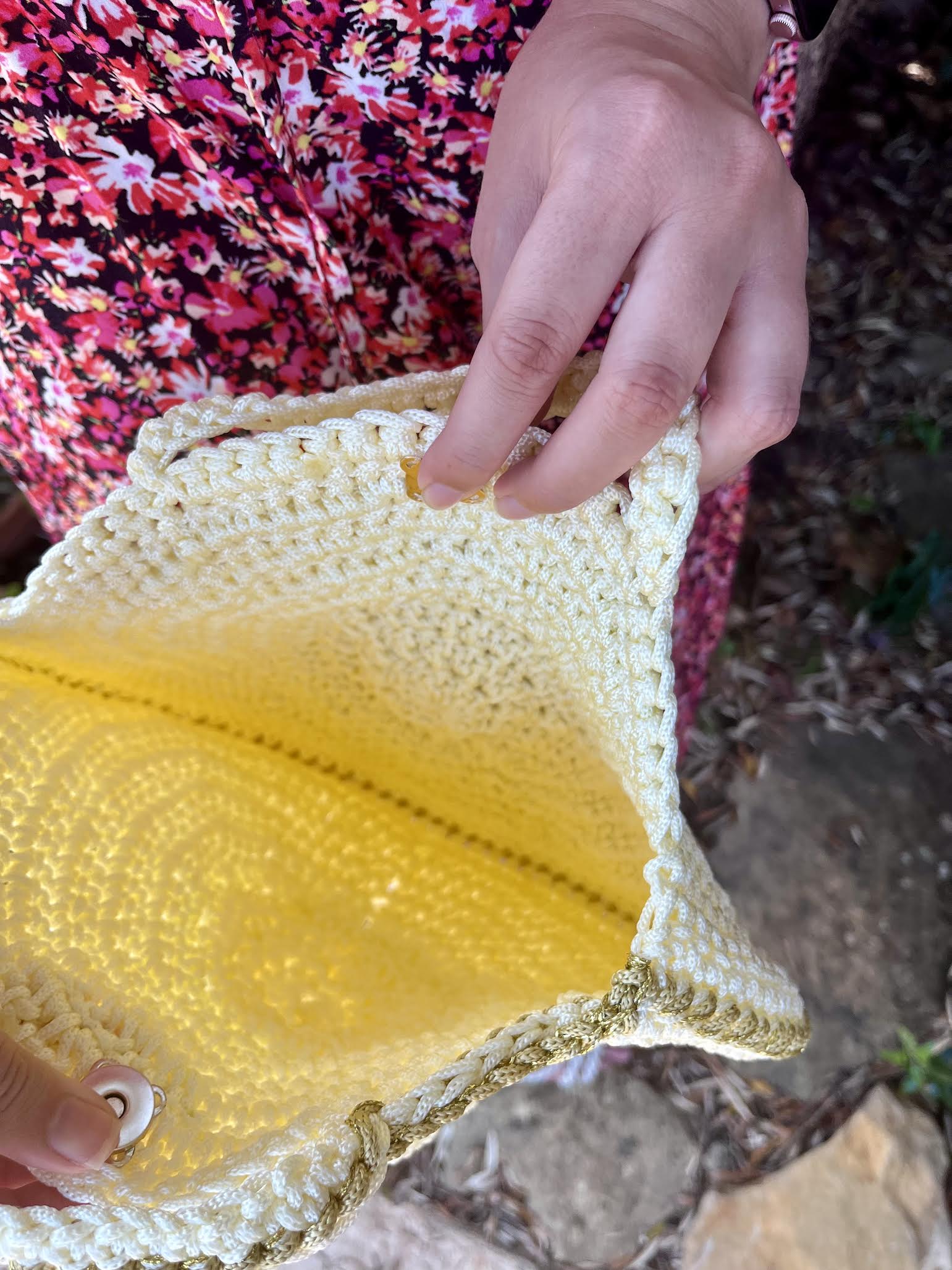 Sac crochet à la main- fleur relief- couleur vanille- détails dorés- détails intérieur et fermoir aimanté