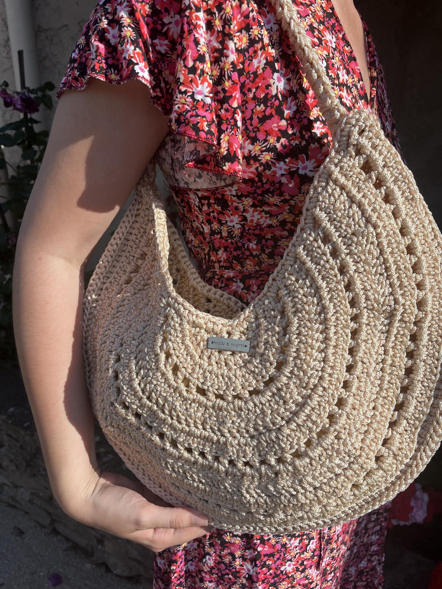 Sac rond- crocheté main- bandoulière crochetée- beige sable- fermeture aimantée