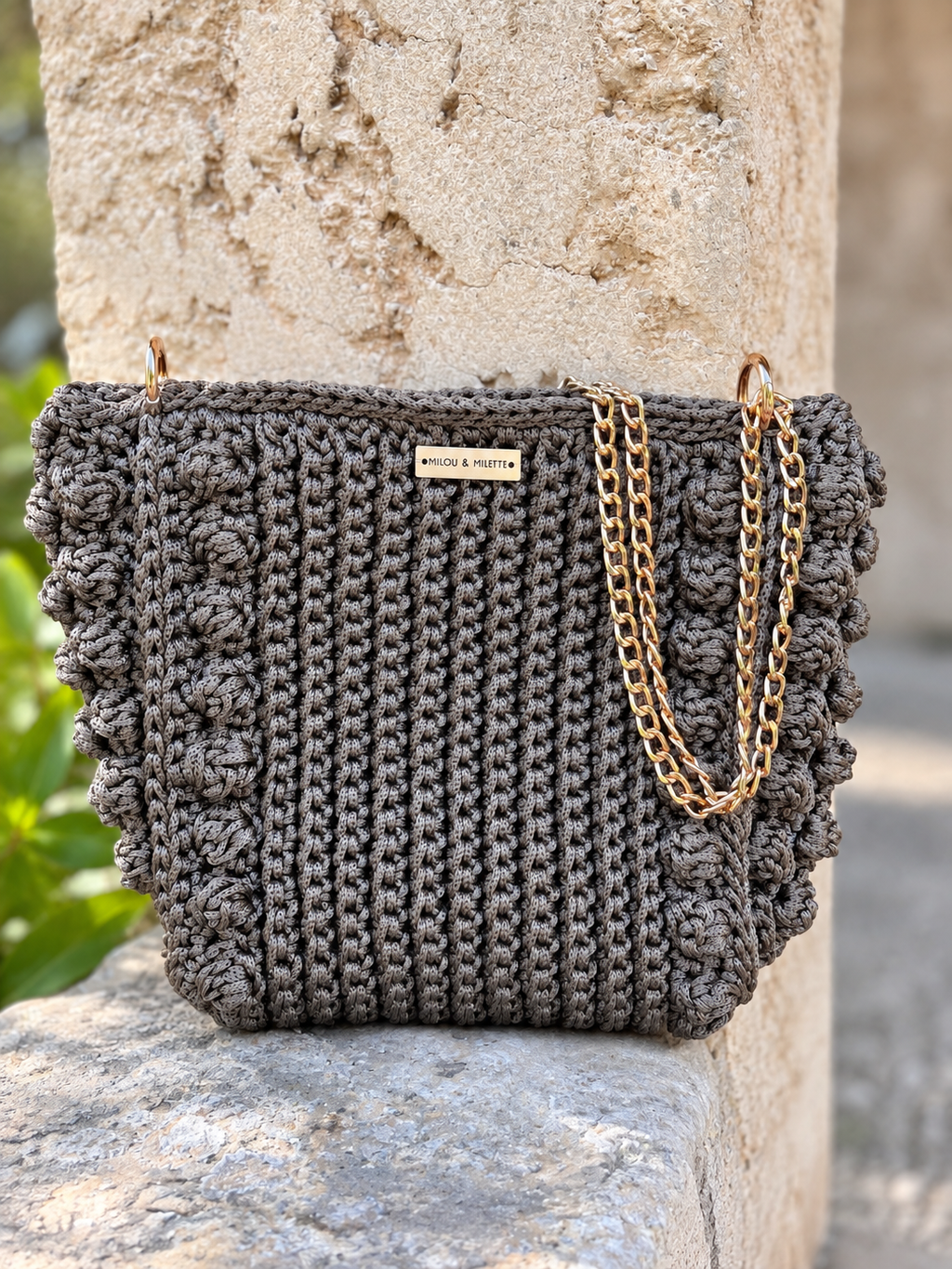 Sac Mistral taupe et kaki fait main I Milou & Milette posé sur une pierre