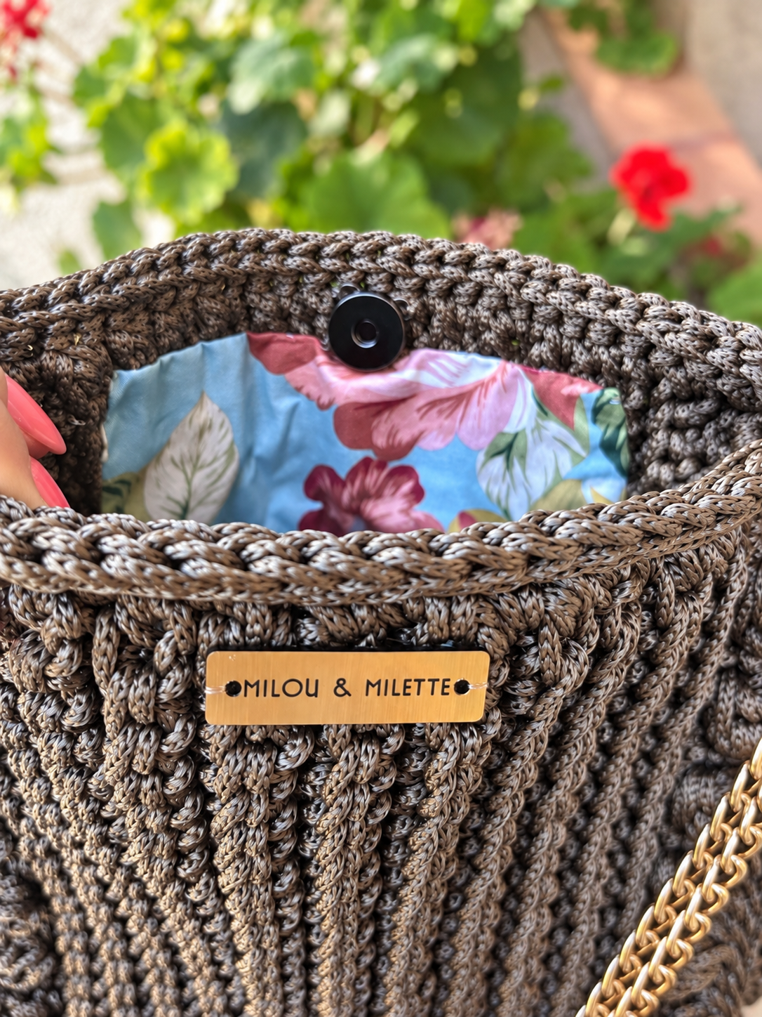 Sac Mistral taupe et kaki au crochet I Milou & Milette détails de la plaque signature , de la doublure et du fermoir