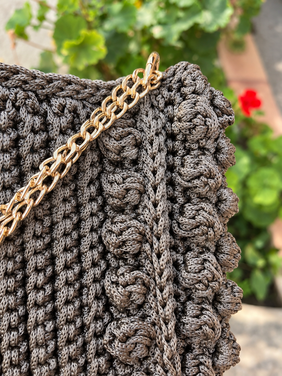 Sac Mistral taupe et kaki au crochet I Milou & Milette détails de la maille et de la chaine dorée amovible
