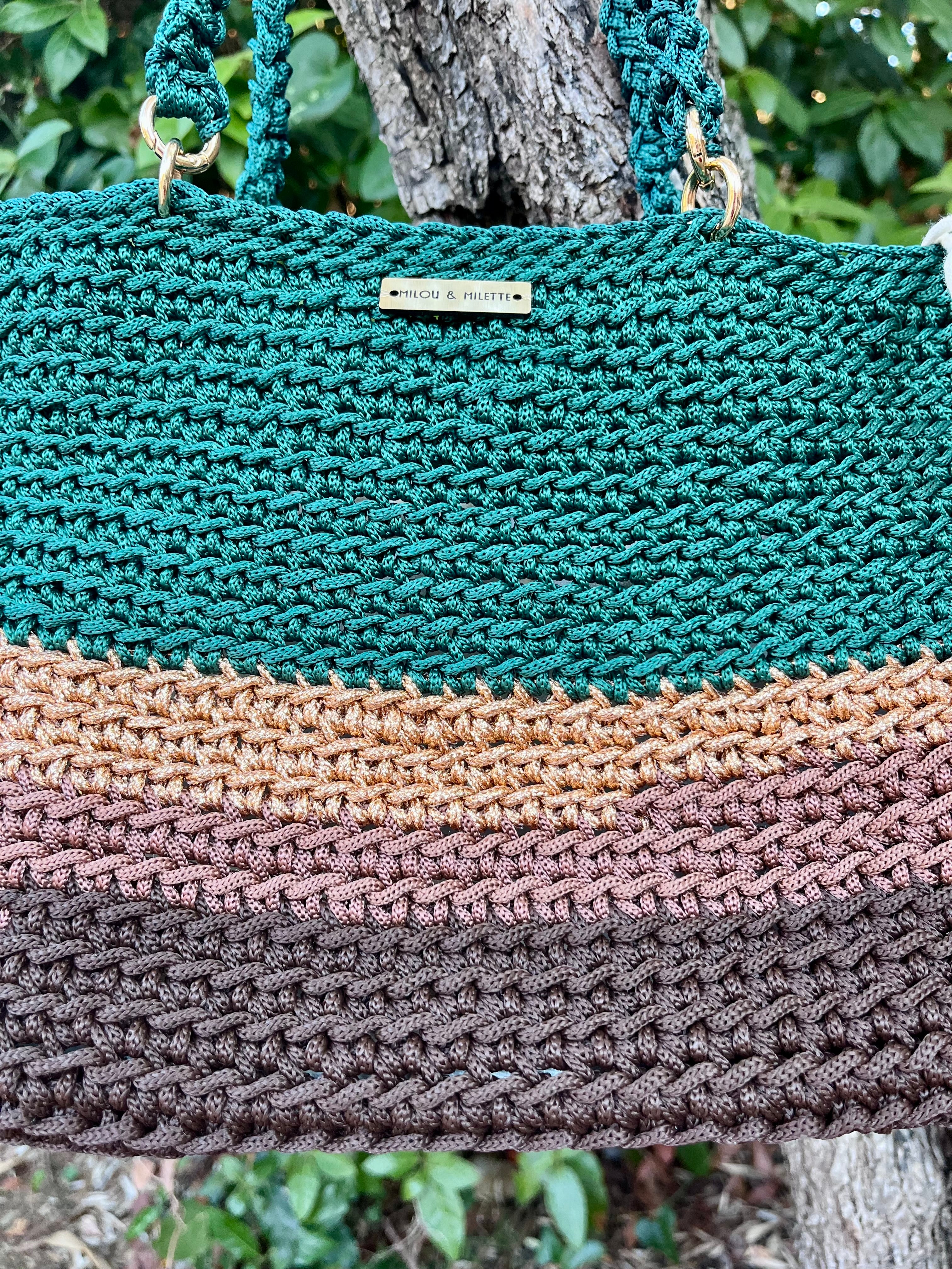 Sac cabas au crochet fait main pièce unique aux tons vert sapin, terracotta brun et doré. Création artisanale française signée Milou & Milette
Zoom matière