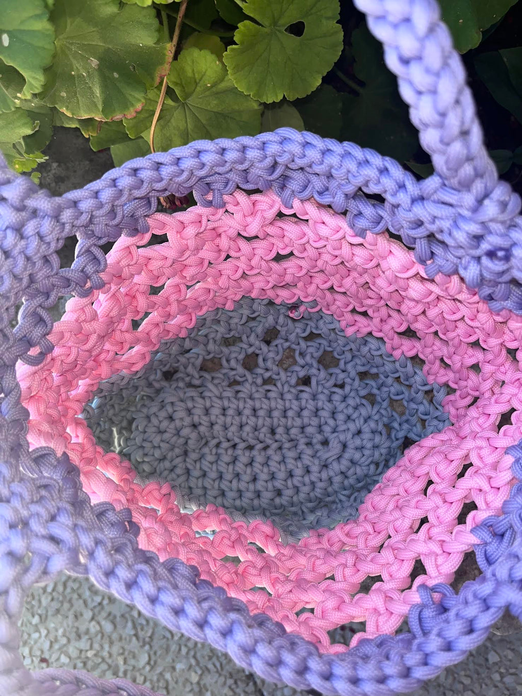 Sac au crochet fait main aux couleurs pastels lavande, rose et bleu azur. Pièce unique avec pochette intérieure. Fabrication artisanale française Milou & Milette
