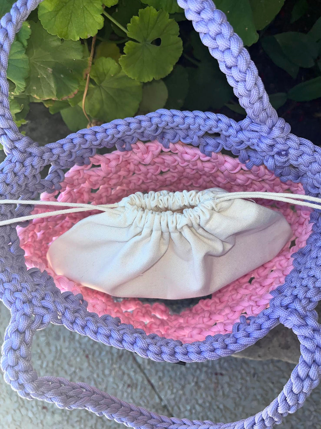 Sac au crochet fait main aux couleurs pastels lavande, rose et bleu azur. Pièce unique avec pochette intérieure. Fabrication artisanale française Milou & Milette