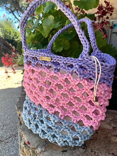 Sac au crochet fait main aux couleurs pastels lavande, rose et bleu azur. Pièce unique avec pochette intérieure. Fabrication artisanale française Milou & Milette
