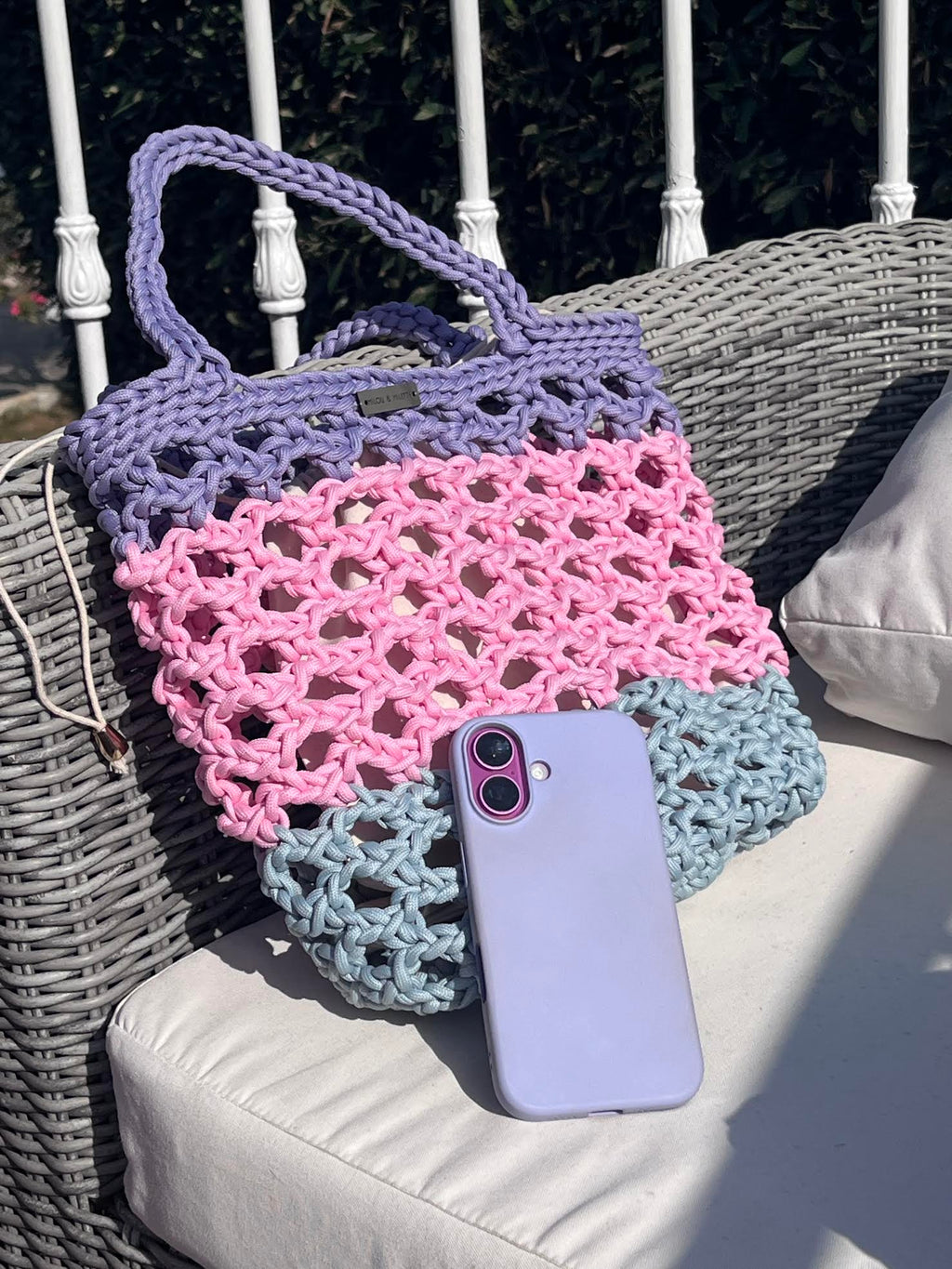 Sac au crochet fait main aux couleurs pastels lavande, rose et bleu azur. Pièce unique avec pochette intérieure. Fabrication artisanale française Milou & Milette
