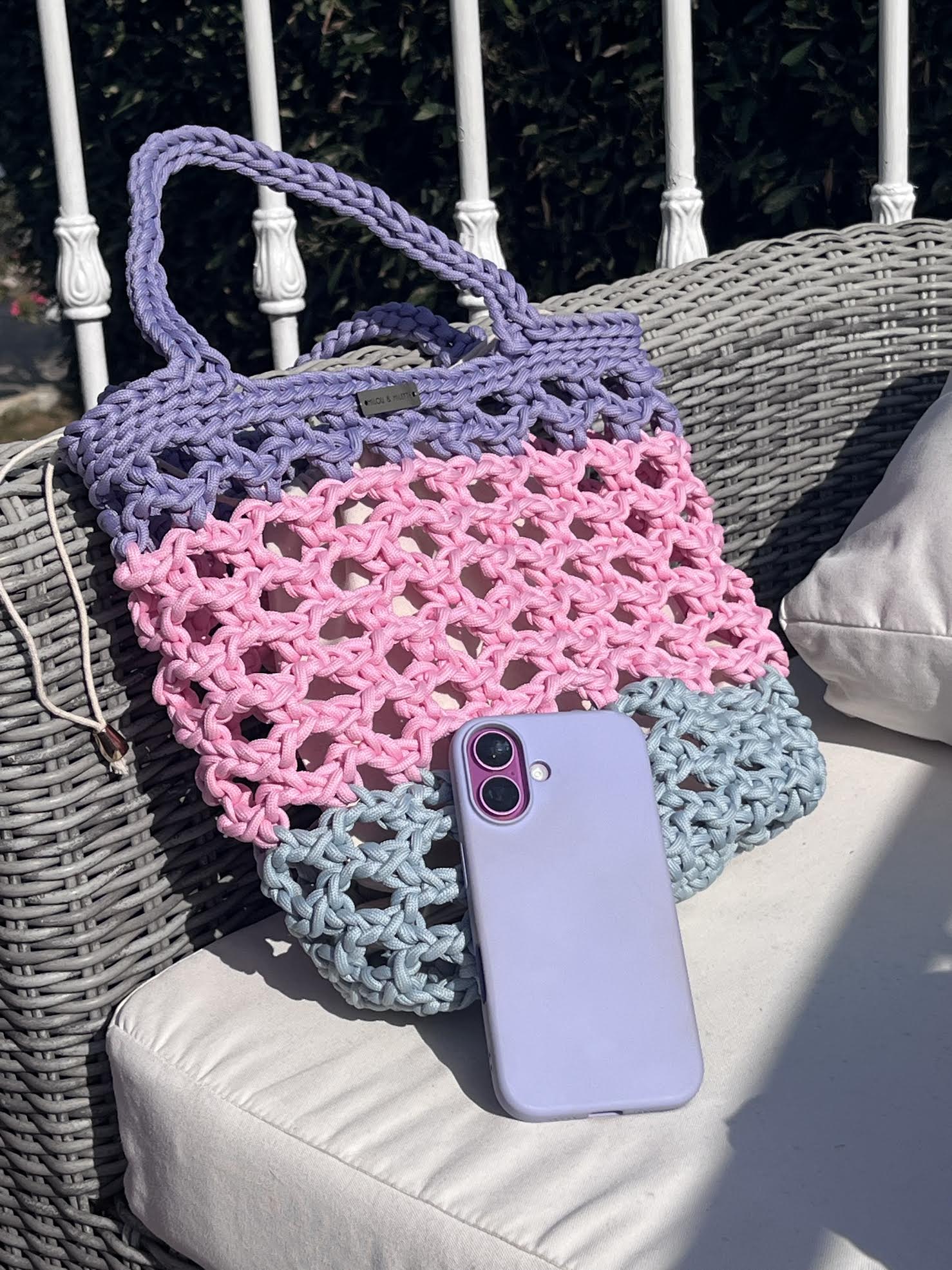 Sac au crochet fait main aux couleurs pastels lavande, rose et bleu azur. Pièce unique avec pochette intérieure. Fabrication artisanale française Milou & Milette