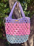 Sac au crochet fait main aux couleurs pastels lavande, rose et bleu azur. Pièce unique avec pochette intérieure. Fabrication artisanale française Milou & Milette