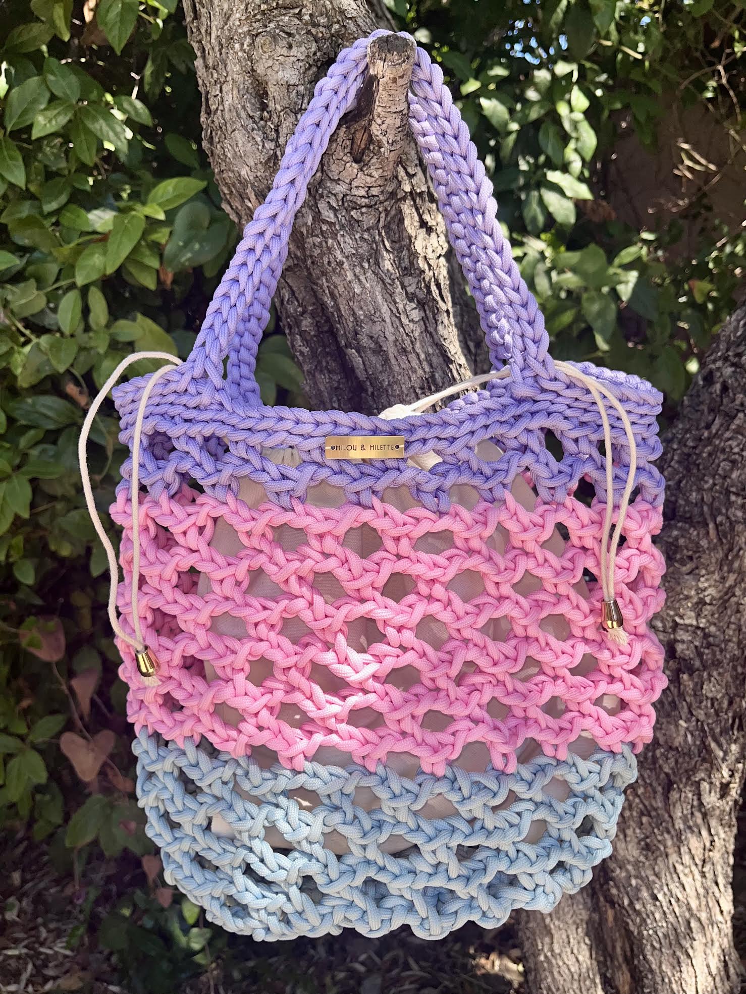 Sac au crochet fait main aux couleurs pastels lavande, rose et bleu azur. Pièce unique avec pochette intérieure. Fabrication artisanale française Milou & Milette