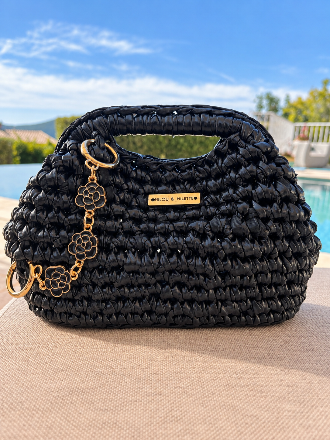 Mini  Riviera noir posé au bord de l'eau et crocheté à la main