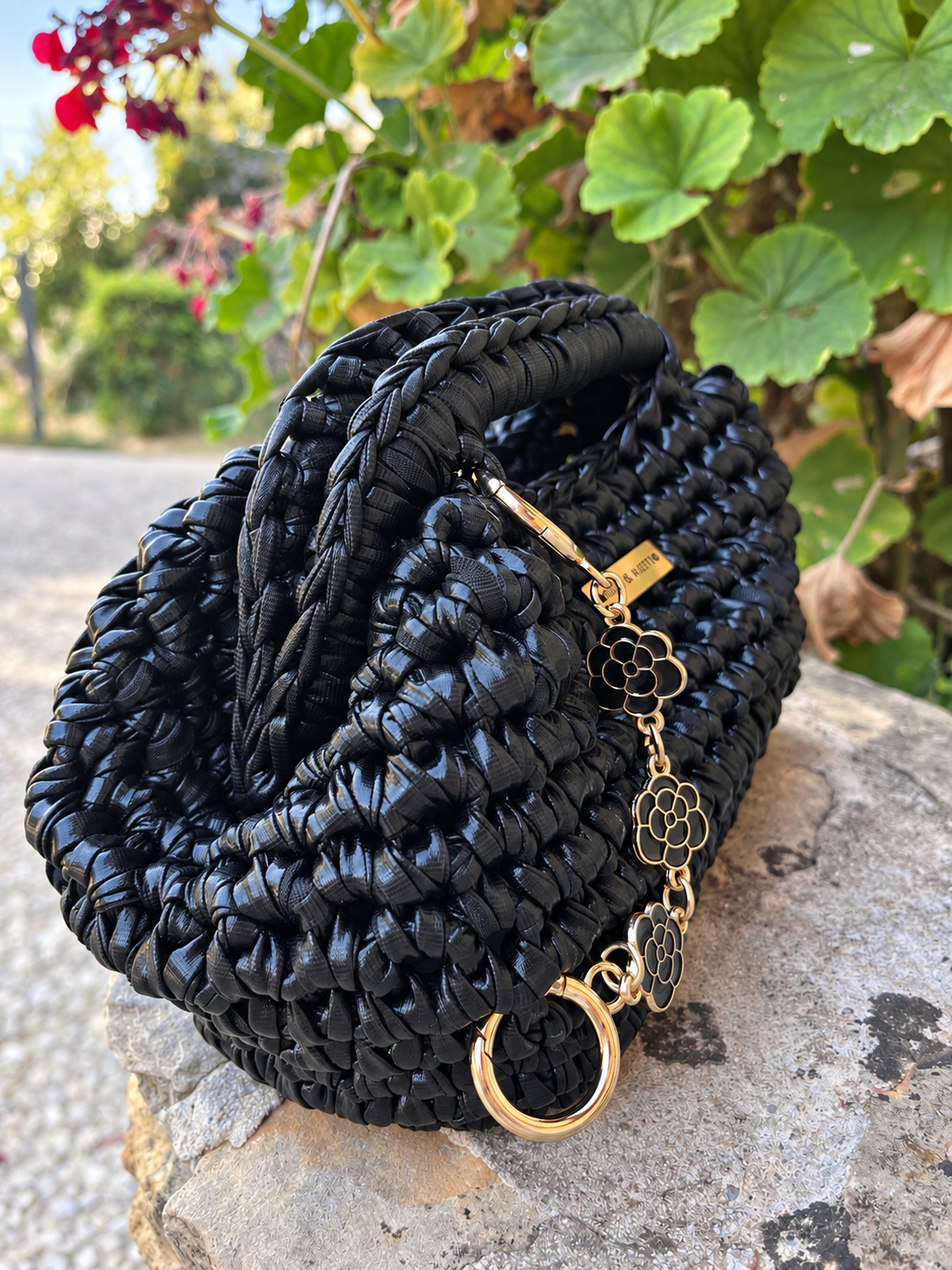 mini Riviera noir de profil et zoom bijoux