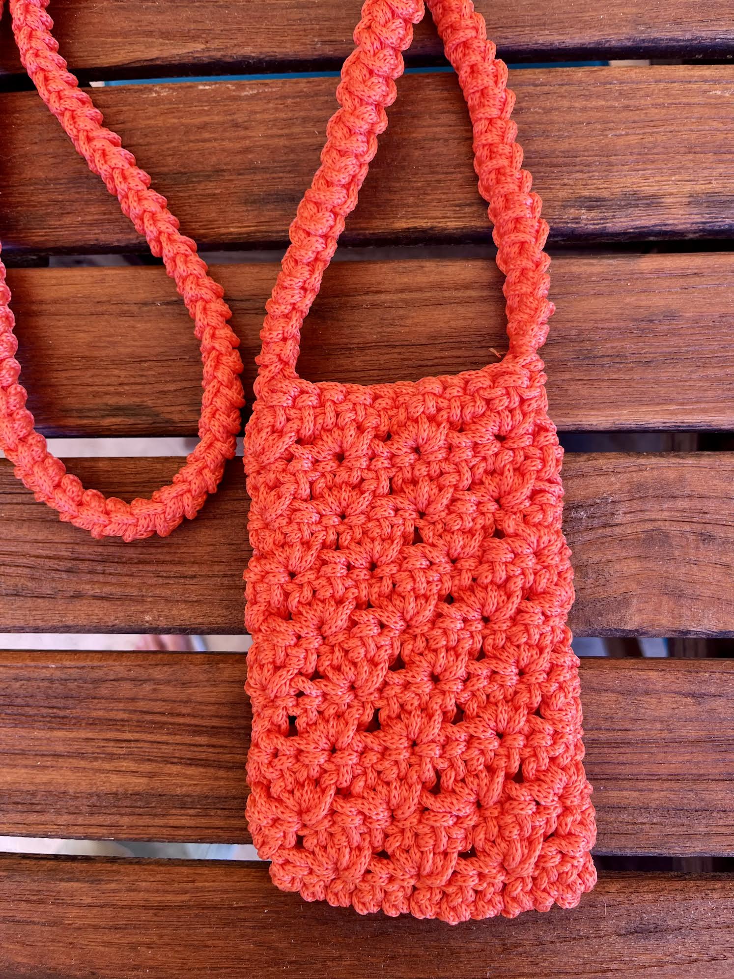 Pochette de téléphone corail soleil couchant - Crochetée à la main - Milou & Milette