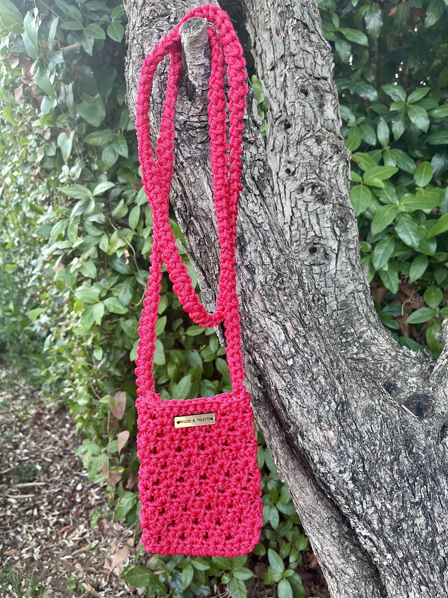 Pochette de téléphone rouge crochetée à la main en Provence