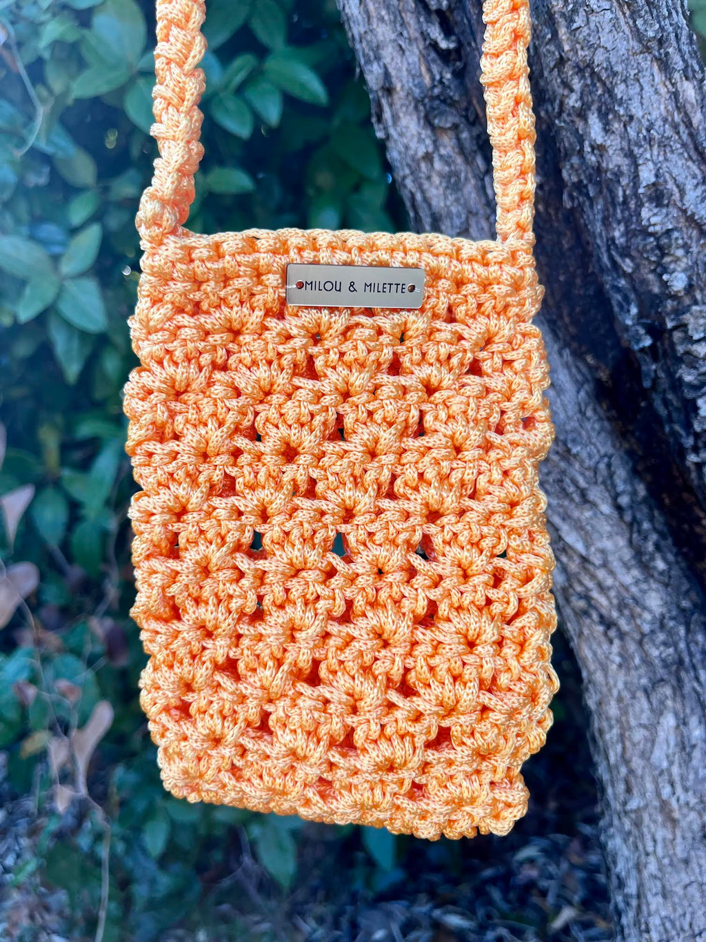 pochette téléphone au crochet orange soleil faite main .Bandoulière pratique; pièce unique Milou & Milette