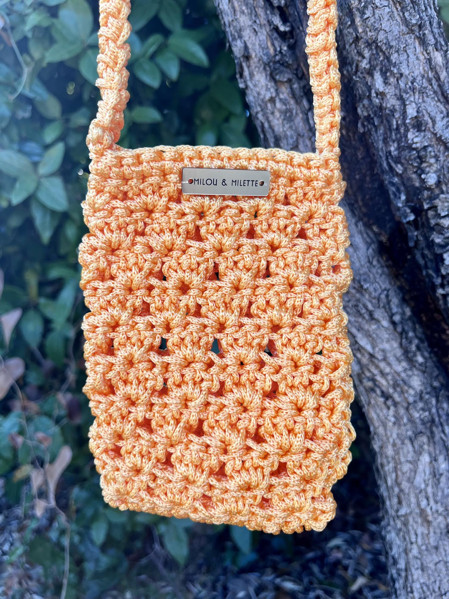 pochette téléphone au crochet orange soleil faite main .Bandoulière pratique; pièce unique Milou & Milette