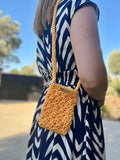 pochette téléphone au crochet orange soleil faite main et portée.Bandoulière pratique; pièce unique Milou & Milette