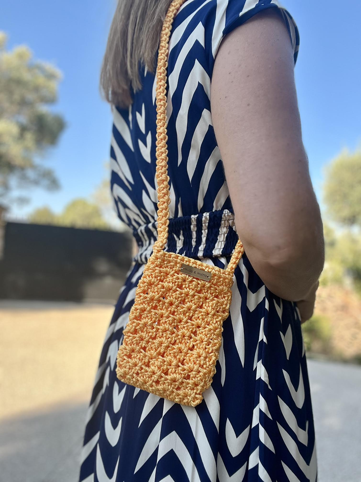 pochette téléphone au crochet orange soleil faite main et portée.Bandoulière pratique; pièce unique Milou & Milette