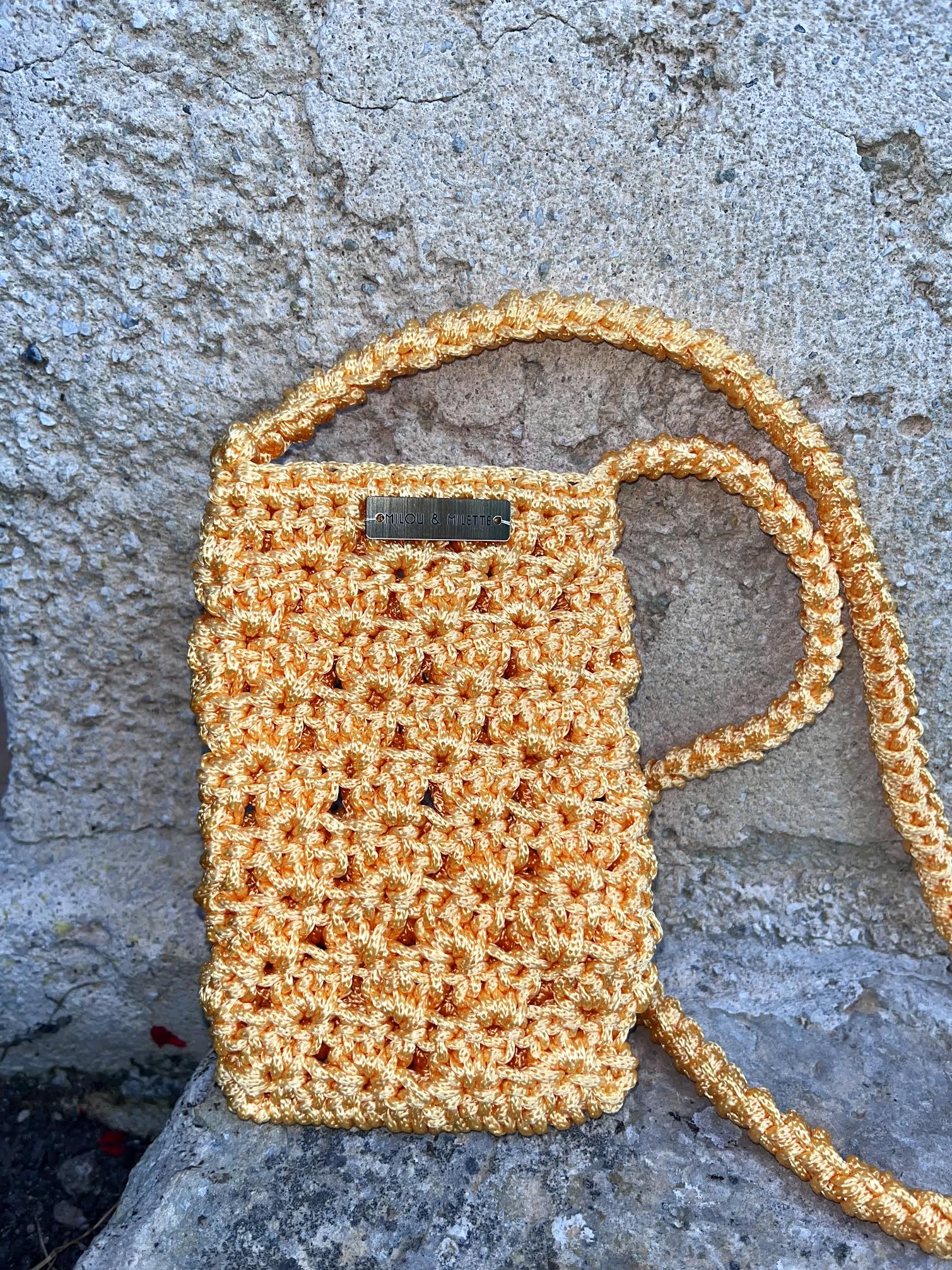 pochette téléphone au crochet orange soleil faite main .Bandoulière pratique; pièce unique Milou & Milette. Zoom matière 