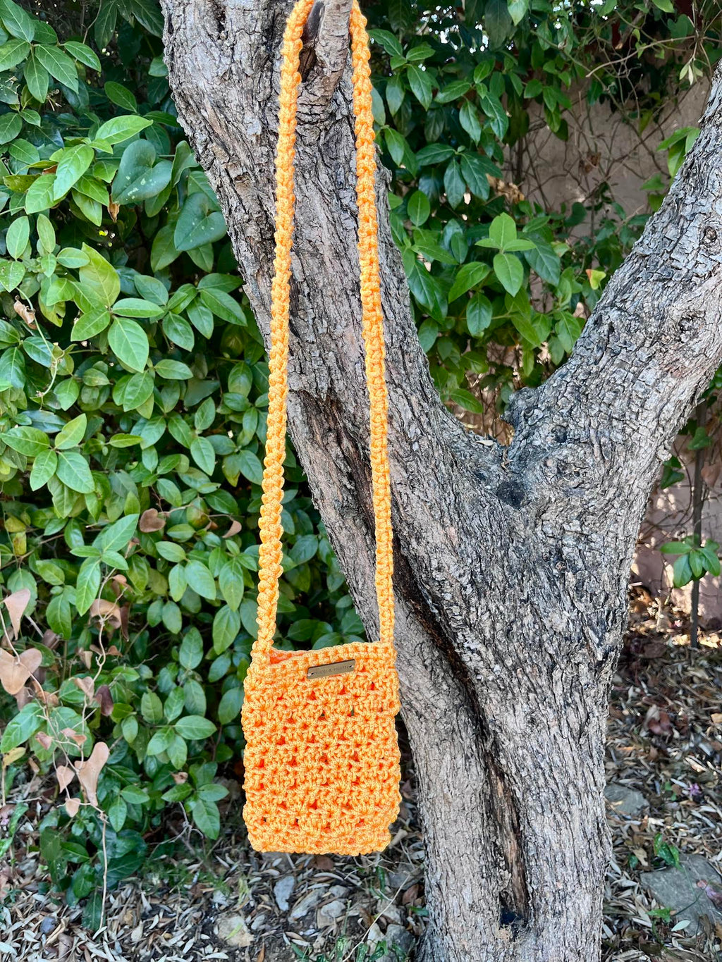 pochette téléphone au crochet orange soleil faite main et suspendue .Bandoulière pratique; pièce unique Milou & Milette. Zoom matière