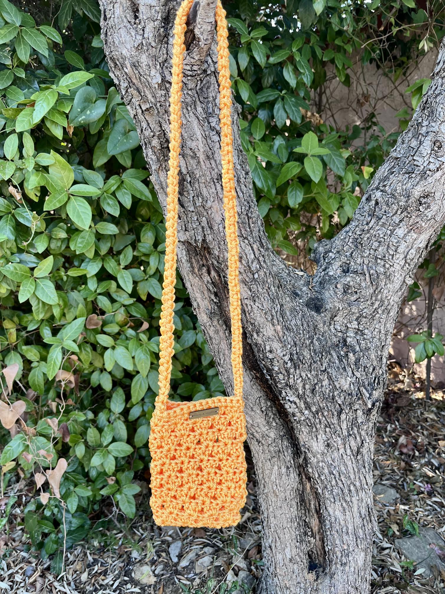 pochette téléphone au crochet orange soleil faite main et suspendue .Bandoulière pratique; pièce unique Milou & Milette. Zoom matière