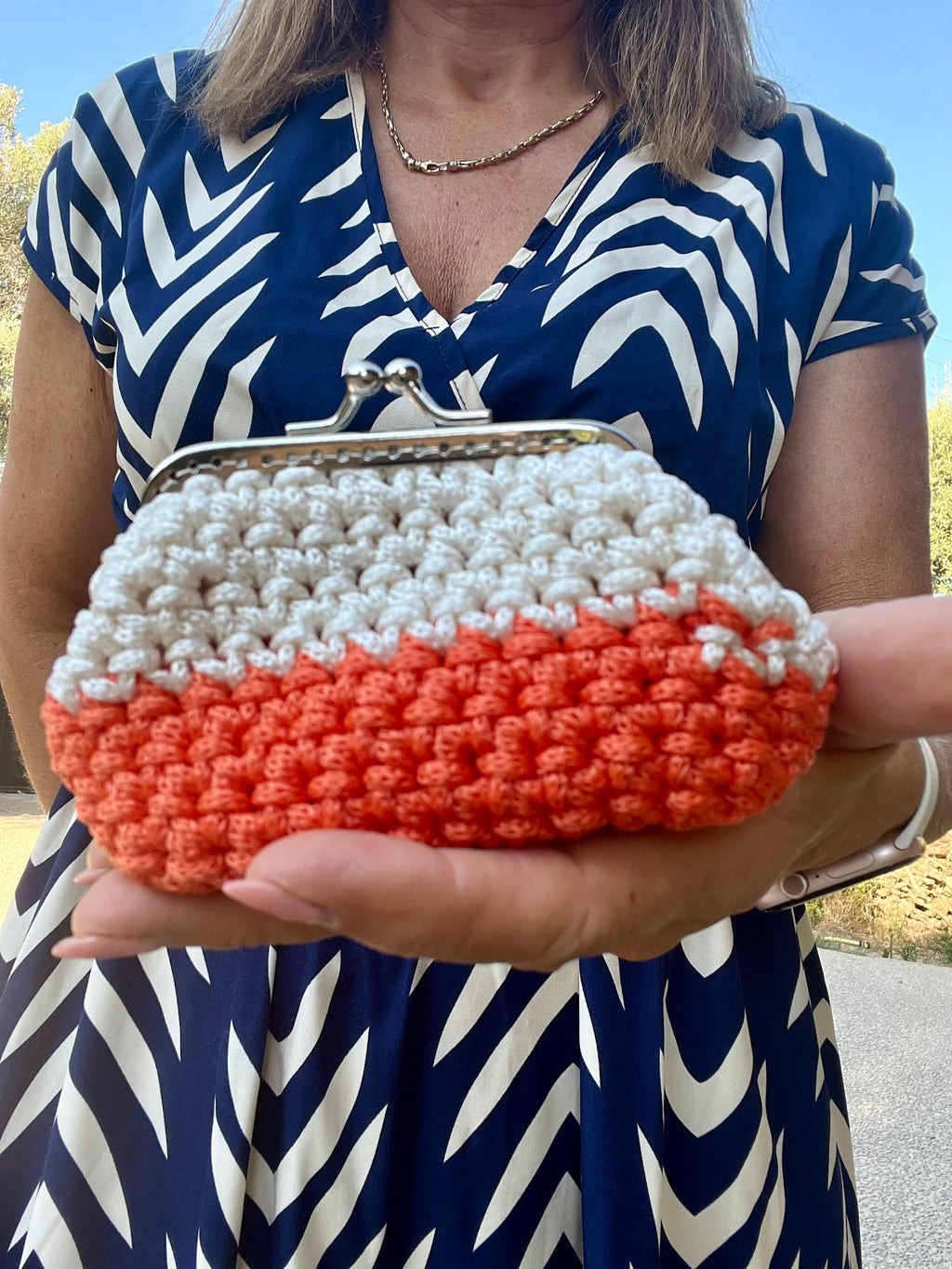 porte-monnaie au crochet corail et écru fait main avec fermoir rétro. Création artisanale unique Milou & Milette, élégante et pratique au quotidien- zoom dos