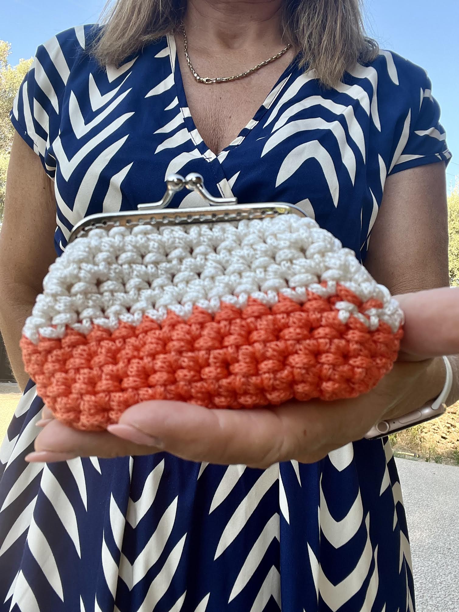 porte-monnaie au crochet corail et écru fait main avec fermoir rétro. Création artisanale unique Milou & Milette, élégante et pratique au quotidien- zoom dos