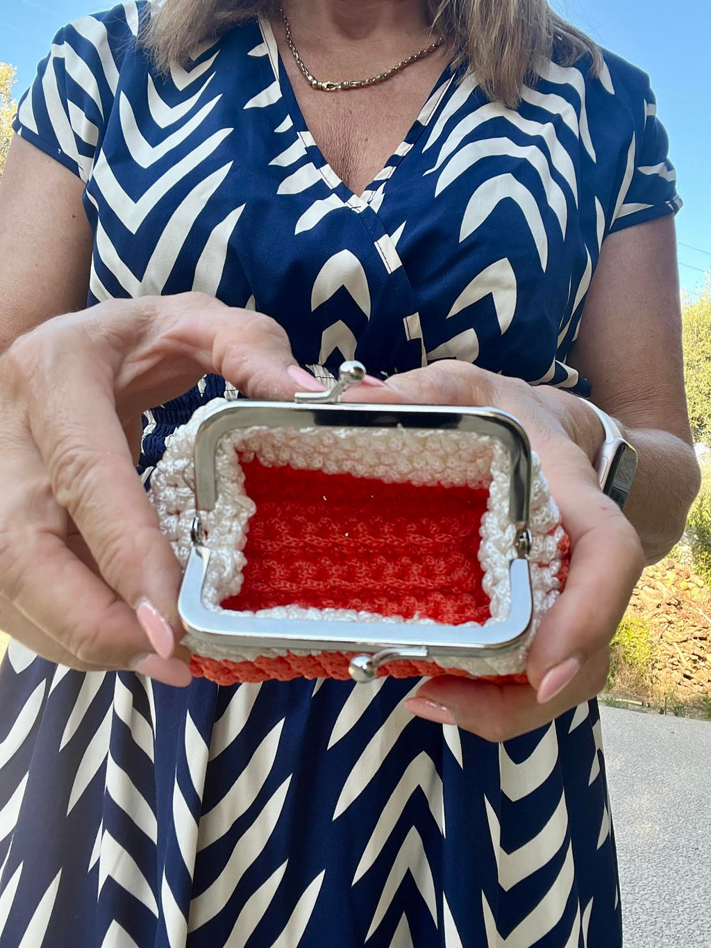 porte-monnaie au crochet corail et écru fait main avec fermoir rétro. Création artisanale unique Milou & Milette, élégante et pratique au quotidien- intérieur