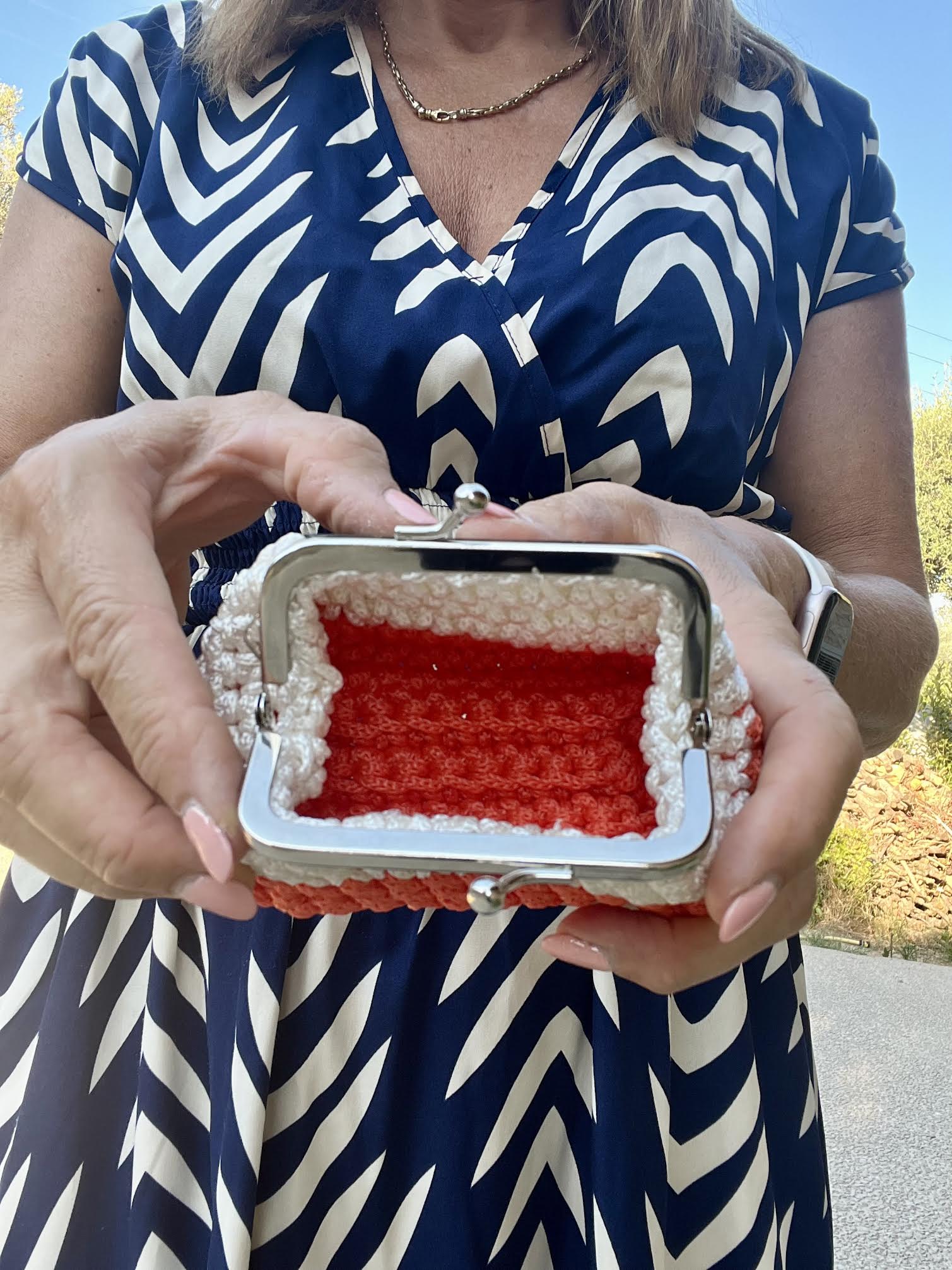 porte-monnaie au crochet corail et écru fait main avec fermoir rétro. Création artisanale unique Milou & Milette, élégante et pratique au quotidien- intérieur